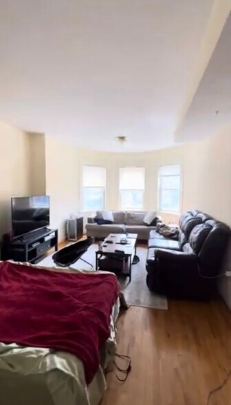 Building Photo - 1404 Beacon St