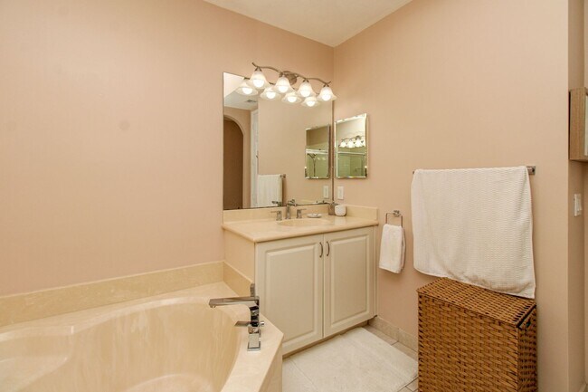 Building Photo - MARIPOSA ** SEASONAL (90 DAY MINIMUM STAY)...