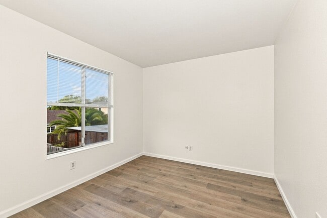 Building Photo - 831 Lightwood Ct
