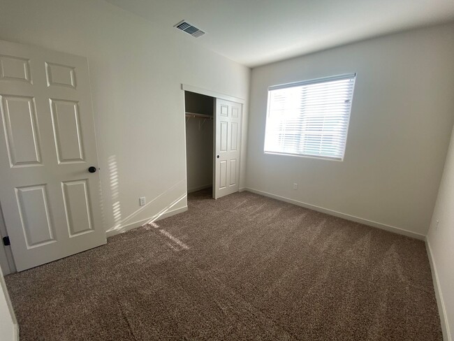 Building Photo - Gorgous 3 Bedroom 2.5 Bath Home in Gated Winding Meadow Village