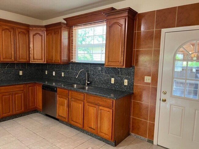 Building Photo - Beautiful Single Story home in Carmichael, 4+2, Large living area, 2 garages.
