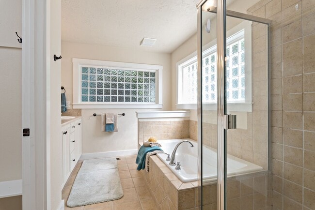 Building Photo - 3 Bedroom 3 Bathroom home in desirable North Boise.