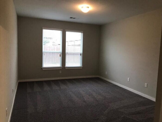 Building Photo - Stunning 5 beds 3 baths in Fort Worth with...