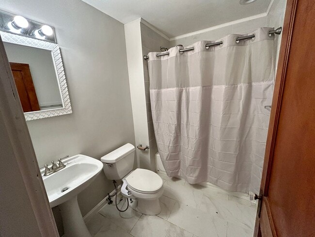 Building Photo - Norwood - Lovely, clean quiet 3bed in side by side duplex