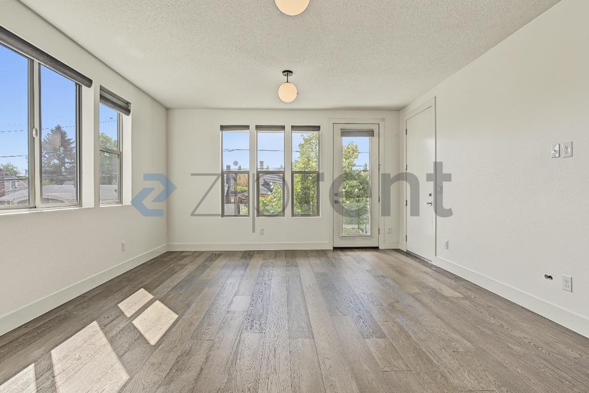 Building Photo - Unit D