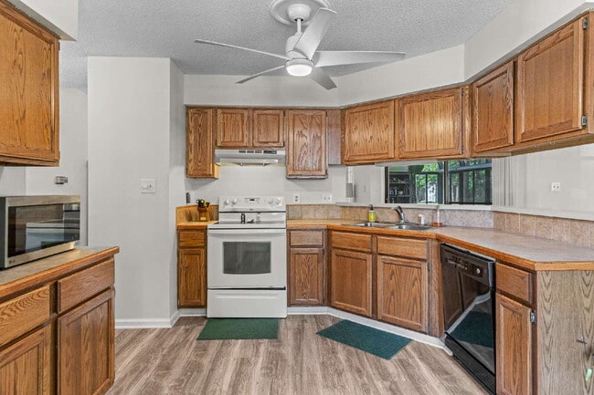 Building Photo - Charming 3-Bedroom Retreat with 2 Full Bat...