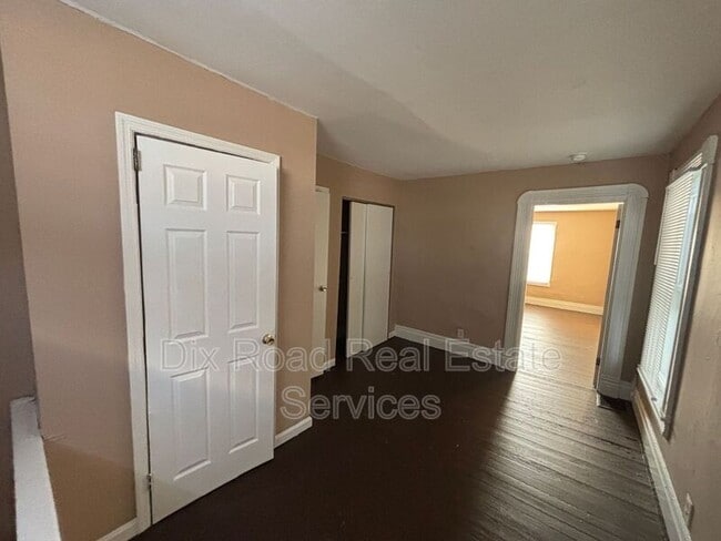 Building Photo - 722 East Ave