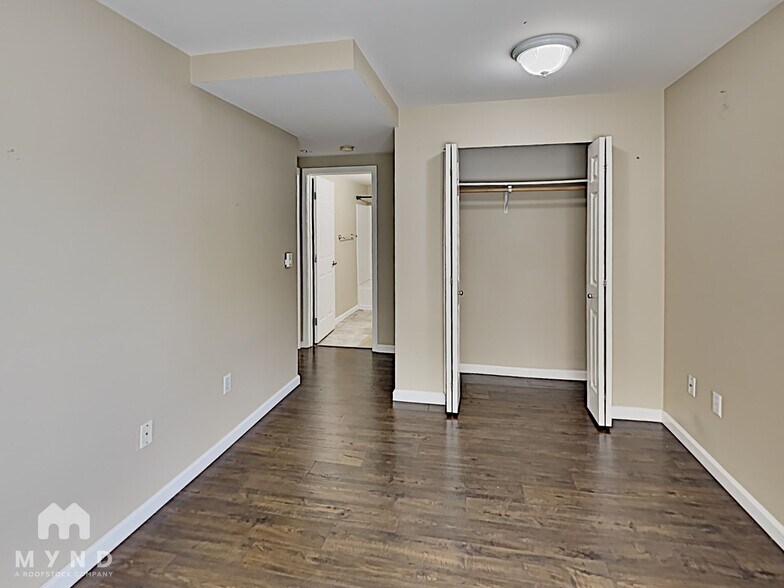 Building Photo - 2530 15th Ave W