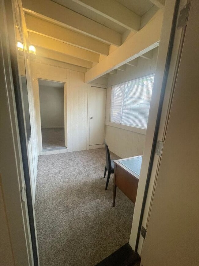 Building Photo - AVAILABLE NOW! 2 bed / 2 Bath near UNR!