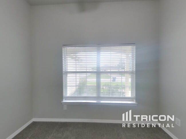 Building Photo - 318 Annatto Ln