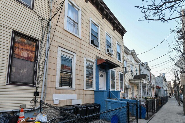 Building Photo - 531 28th St