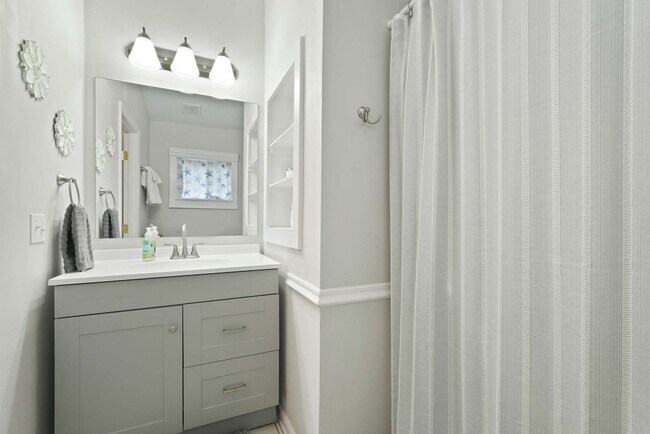 Building Photo - 529 Pointe S Dr