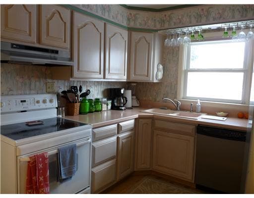 Building Photo - Great location home with 2 bedroom, 2 bath and 1 car garage!