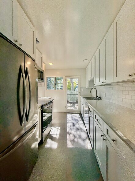 Building Photo - 5262 Village Grn