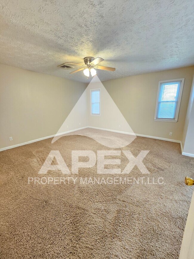 Building Photo - Spacious 3 Bd 2.5 Ba Condo w/Carport in heart of West Knox!