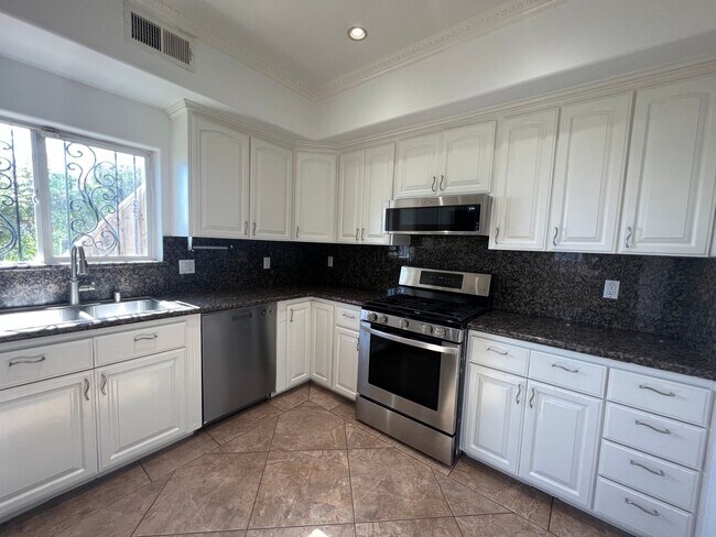 Building Photo - Beautiful Home in the Hills of Los Angeles