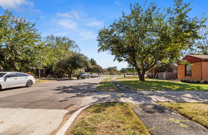 Building Photo - 10911 Visalia Dr