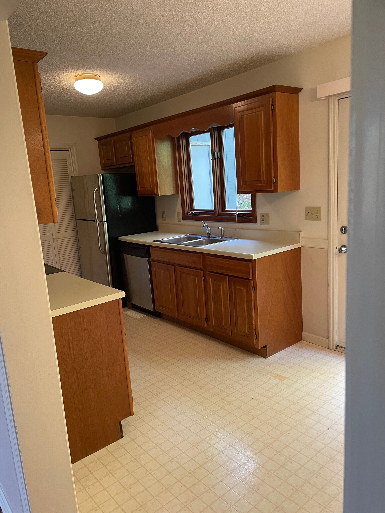 Kitchen w/ SS dishwasher; garbage disposal - 6709 Langston Dr