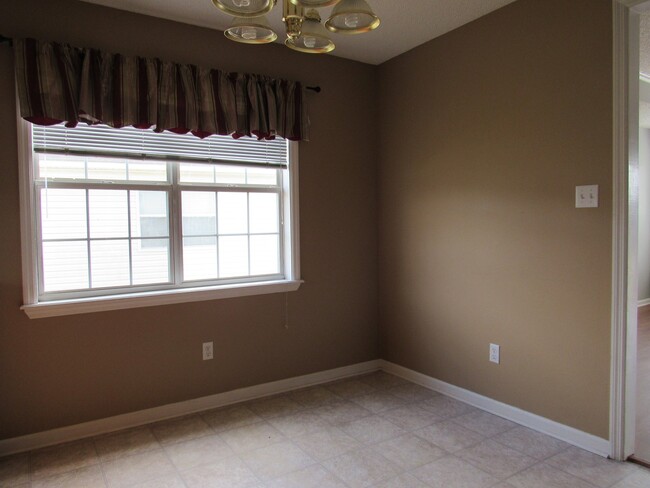 Building Photo - 2 Bedroom in Chadwyck Place