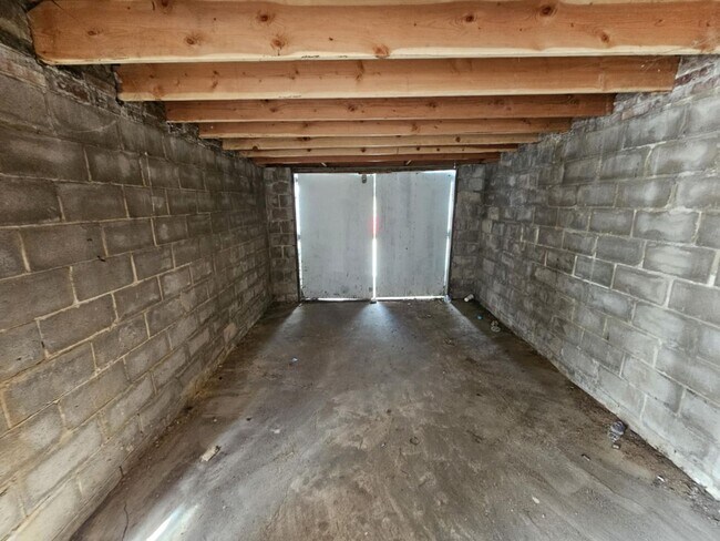 Building Photo - Recently Updated 3 Bedroom/ 1.5 Bathroom T...