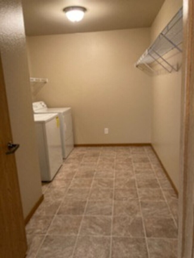 Building Photo - Spacious 1 Bed 1 Bath with Laundry in Unit!