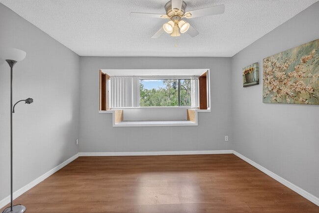 Building Photo - Cozy 3 Bedroom Available in Tampa!