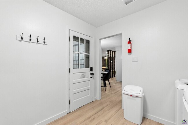 Building Photo - 1726 Greenwood Cir