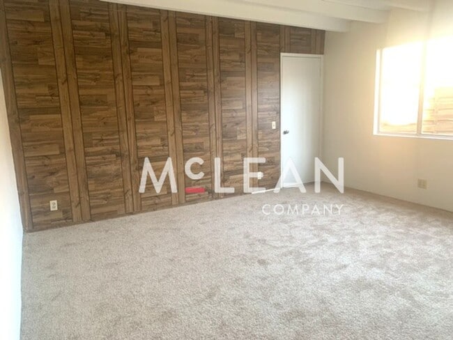 Building Photo - Three Bedroom Home in Beautiful Neighborhood