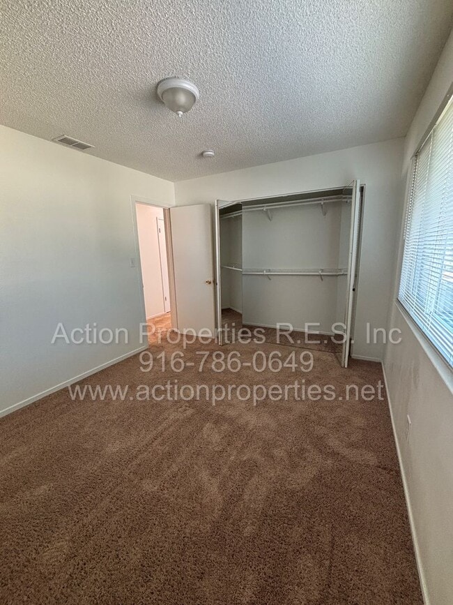 Building Photo - Roseville Condo all one level: 2 Bedroom 1 Bathroom Single Level, Large Living Room Central Heat ...