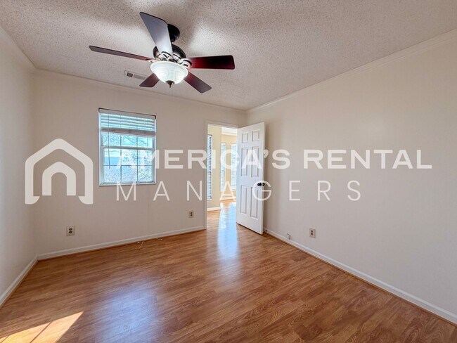 Building Photo - Inverness Area Living: Utilities Included plus Pool Access