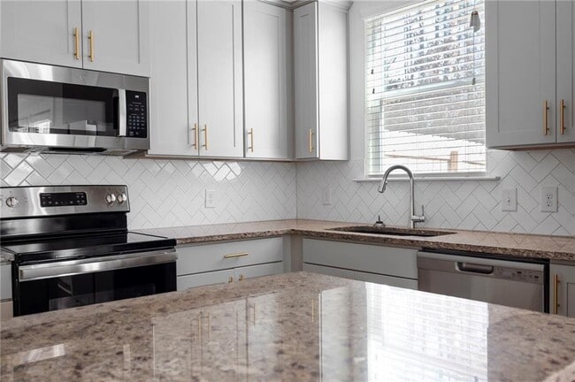 Building Photo - 1821 Edgehill Dr