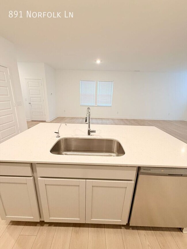 Building Photo - 891 Norfolk Ln