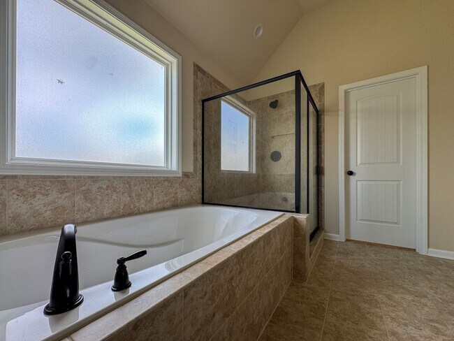 Building Photo - Stunning 5 Bed 4.5 Bath Fayetteville Home with Fenced Yard