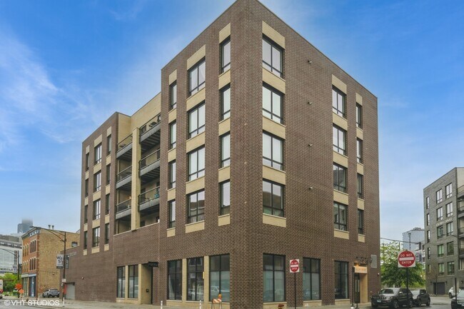 Primary Photo - 680 N Milwaukee Ave