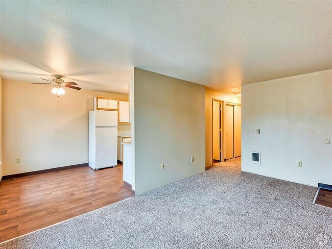 Living Room Bristol Court Apartments Milwaukie Oregon - Bristol Court Apartments