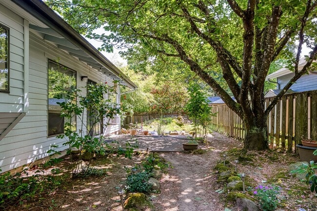 Building Photo - Contemporary One-Level 2 Bed/1 Bath Tranquil Retreat