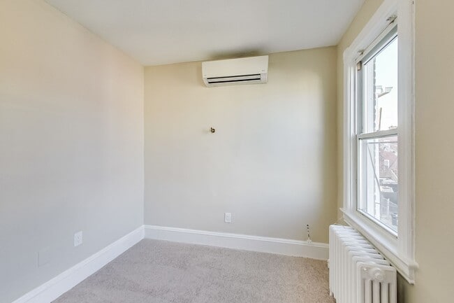 Building Photo - Spacious 3bd/2.5 bath updated townhome in ...