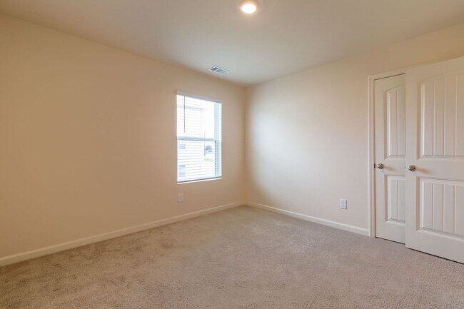 Building Photo - Spacious Family Home for Rent in Fairburn,...