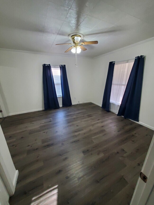 Building Photo - 2 Bedroom on Powell Ave