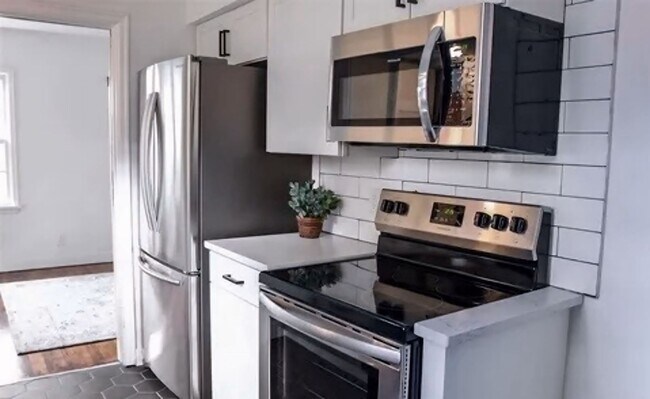 Building Photo - Spacious Three Bedroom Available Now!