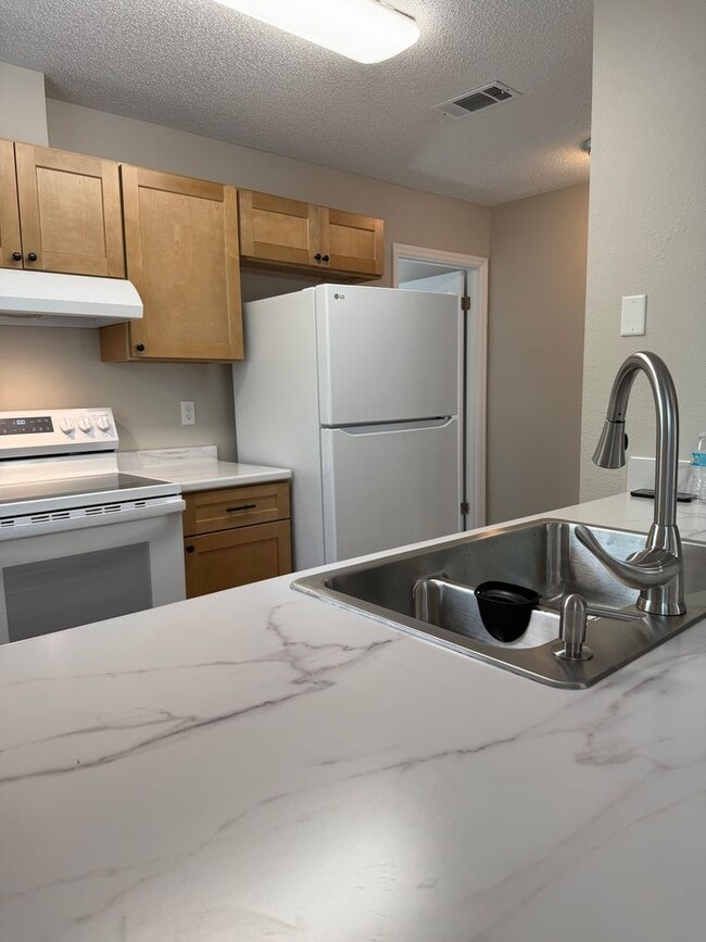 Building Photo - Gorgeous 2/2 newly renovated townhome available now!