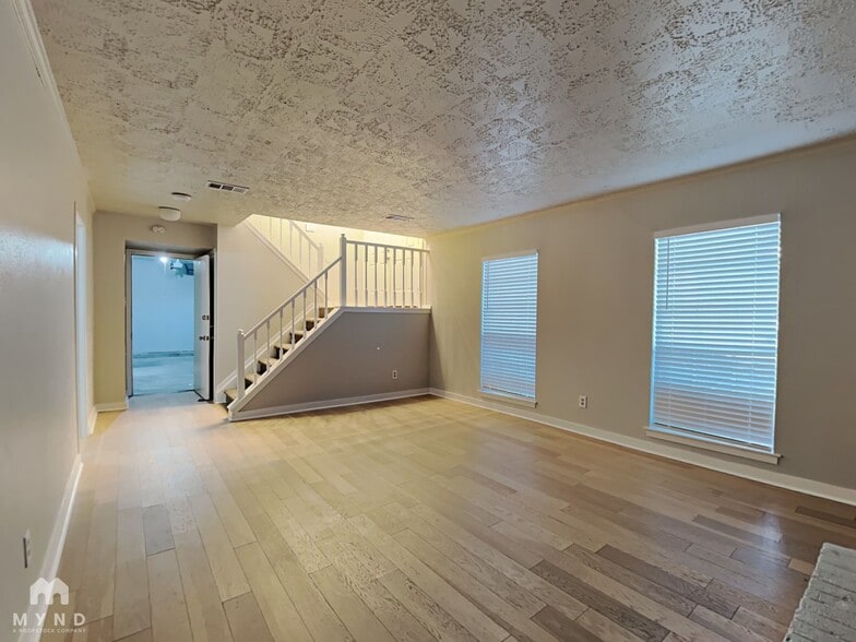 Building Photo - 15218 Tresch Ln