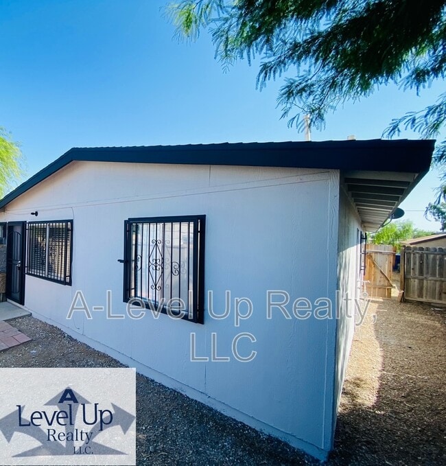 Building Photo - 419 E Thoroughbred St