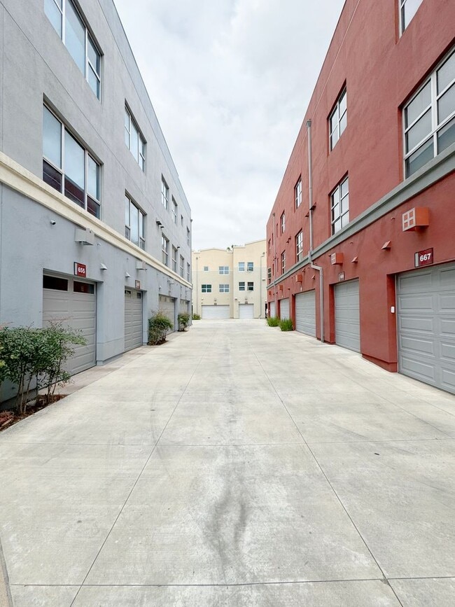 Building Photo - Live & Work Industrial Art Loft with Two C...