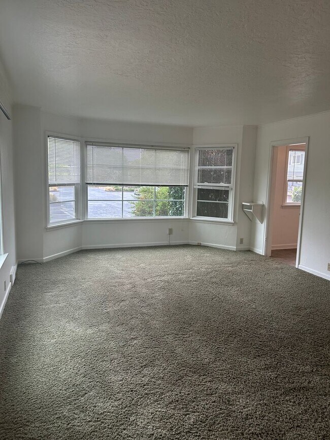 Building Photo - (837) 27th Street Apartments - 1 Bedroom /...