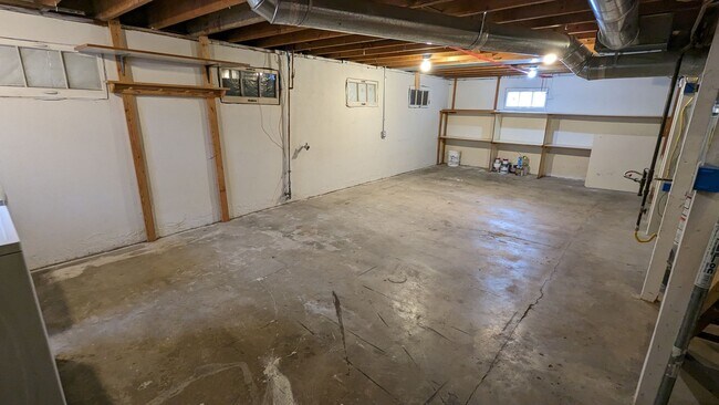 Building Photo - SUPER CUTE 2 or 3 BEDROOM HOME + GARAGE IN QUIET EDGEWATER NEIGHBORHOOD!