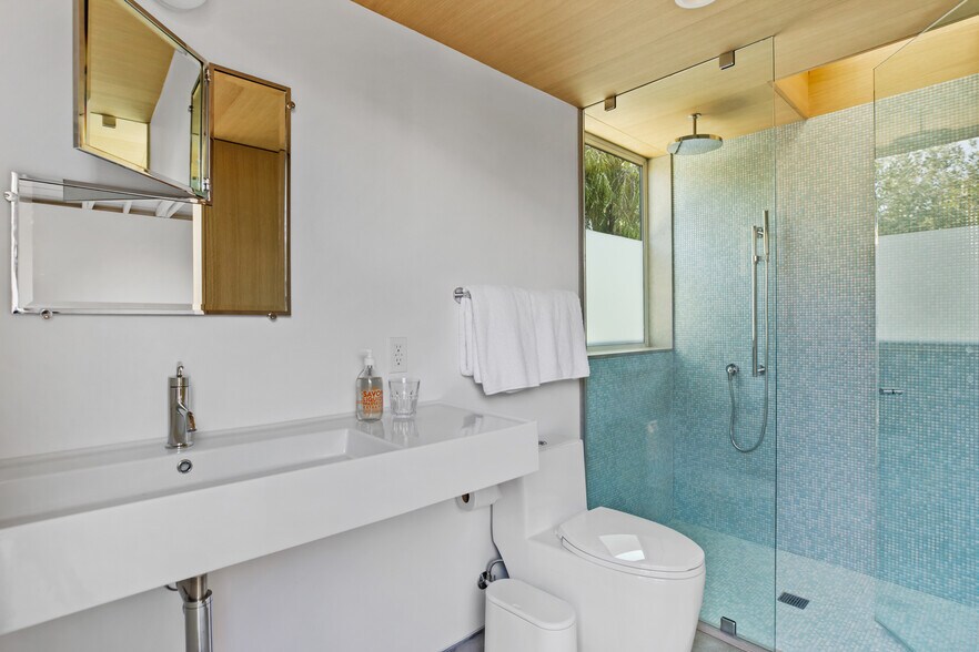 Bathroom - 925 Milwood Ave
