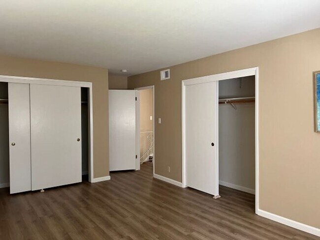 Building Photo - Spacious Los Gatos town home with two car garage.