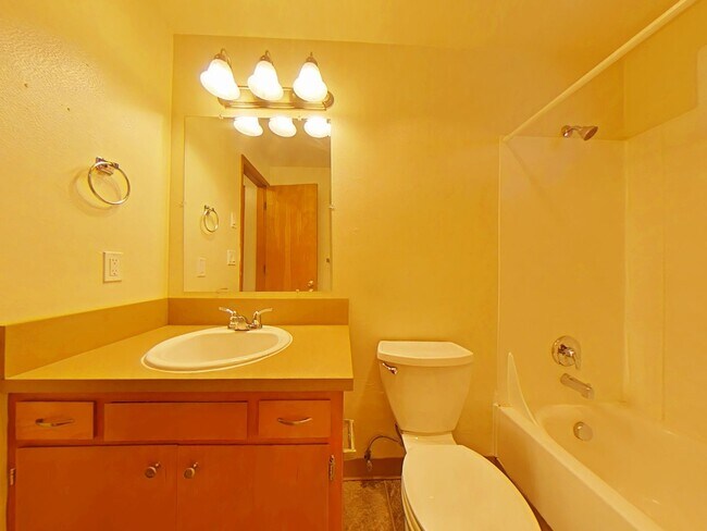 Building Photo - 2 Bedroom Apartment ~ Close to Campus