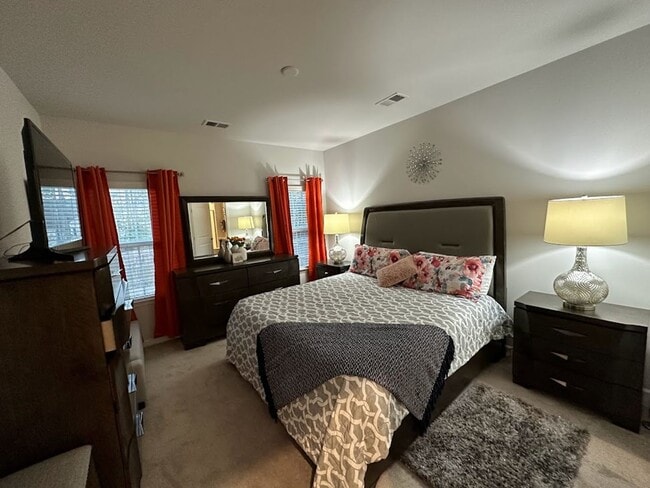 Building Photo - Like New 2018 Built First Floor 3 Bed/2 Ba...